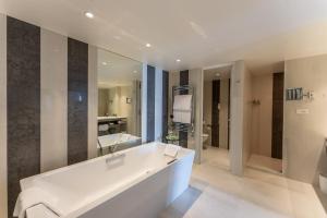 Uma casa de banho em Beau Rivage Hotel