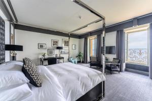 Uma cama ou camas num quarto em Beau Rivage Hotel