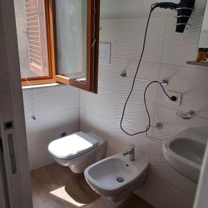 małą łazienkę z toaletą i umywalką w obiekcie Casa Vacanze B&B Ondes w mieście Camerota +36 zdjęć
