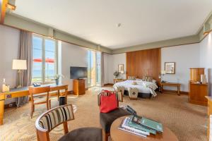 ein Hotelzimmer mit einem Bett und einem Fernseher in der Unterkunft Beau Rivage Hotel in Neuenburg + 37 Fotos