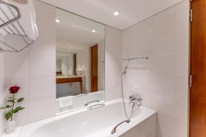 Uma casa de banho em Beau Rivage Hotel