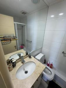 un baño con lavabo e inodoro en Departamento con vista al mar, en Viña del Mar
