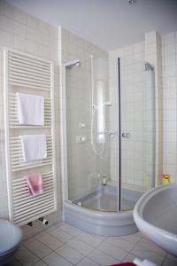 Kylpyhuone majoituspaikassa Gasthaus Merkel Hotel