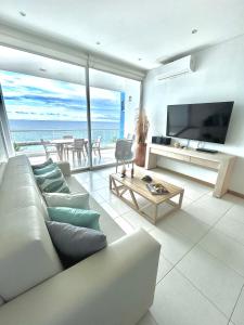 TV a/nebo společenská místnost v ubytování Apartamento con vista al mar en Coveñas + 18 fotografií