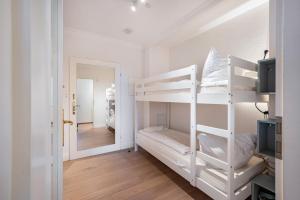 Un dormitorio con dos literas y un espejo. en Ferienwohnung Waves, en Travemünde