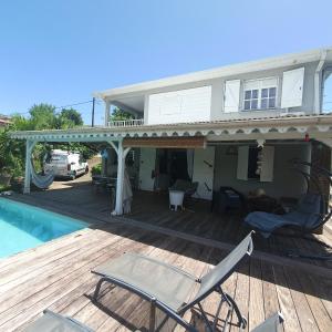 Bazén v ubytování CHARMANT HAUT DE VILLA AVEC PISCINE PARTAGEE nebo v jeho okolí
