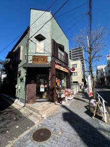 ein Gebäude an der Ecke einer Straße in der Unterkunft 青砥駅徒步5分 Aoto だるま宿 in Tokio