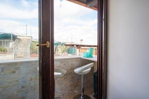 トッレ・カンネにあるEmma's House by IL PUMO DI PUGLIAの洗面台と窓のあるバスルーム +20枚の写真