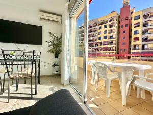 balcón con mesa y sillas y TV en Santiago Sun, en Puerto de Santiago 37 fotos más