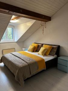 ein Schlafzimmer mit einem großen Bett im Dachgeschoss in der Unterkunft Casa Styner in Aarau