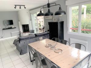 a living room with a table and a couch at Trés belle villa 4 étoiles - 3 chambres - Terrasse et jardin in Cambo-les-Bains +71 photos