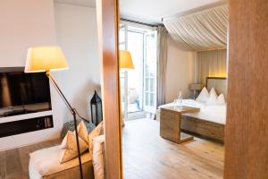 Letto o letti in una camera di Bad Bubendorf Design & Lifestyle Hotel