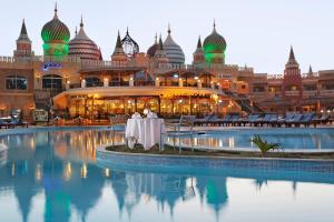una coppia seduta a un tavolo di fronte a un edificio di Pickalbatros Aqua Blu Sharm El Sheikh a Sharm El Sheikh