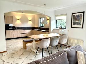 een keuken en eetkamer met een tafel en stoelen bij Villa Buiten 53 in Callantsoog