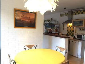 Dapur atau dapur kecil di Calme et terrasse arborée en centre ville +9 gambar