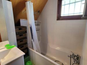 a bathroom with a bath tub and a sink at Chalet cosy 9 pers. avec balcon Sud, poêle à bois, Wi-Fi, proche pistes - Saint-Michel-de-Chaillol - FR-1-393-143 in Saint-Michel-de-Chaillol +11 photos