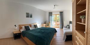 a bedroom with a bed with a green bedspread at Zwieslerwaldhaus4 in Lindberg