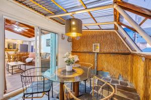 Et opholdsområde på Mimi's & Nana's Beach House Beautiful bungalow with ocean views, fast WiFi, gas grill, and sunroom