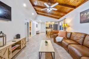 Et tv og/eller underholdning på Mimi's & Nana's Beach House Beautiful bungalow with ocean views, fast WiFi, gas grill, and sunroom