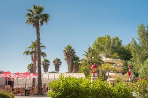 Camping Le Méditerranée Argelès - Domaine piétonnier外面的花园