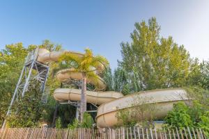 滨海阿热莱斯Camping Le Méditerranée Argelès - Domaine piétonnier的棕榈树公园的水滑梯