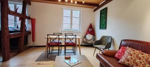 een woonkamer met een bank en een tafel bij La Grenouille - Centre Ville - Proche Parking Gratuit - Commerces à Proximité in Sélestat
