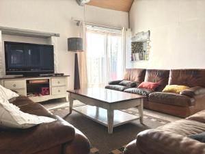 TV a/nebo společenská místnost v ubytování Rivage Maison spacieuse 10 p 5 chambres 2 sdb 2 WC tout confort avec jardin, belle terrasse aménagée, parking privatif, à 3km d'Omaha Beach et Port en Bessin