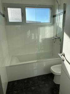 Et badeværelse på Ayres Puerto Madryn + 6 billeder