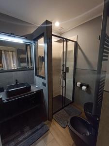 Koupelna v ubytování Trastevere Noir + 38 fotografií