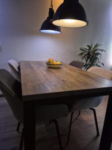 une table de salle à manger avec un bol de fruits dessus dans l'établissement Mi casa su casa, à Schiedam