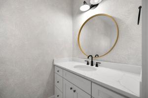 a bathroom with a sink and a mirror on the wall at Surfview Paradise Manor in Palm Coast +47 photos
