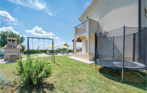 Fotografie z fotogalerie ubytování Four-Bedroom Holiday Home In Bregi v destinaci Katun Gračanski