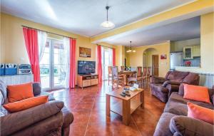 TV a/nebo společenská místnost v ubytování Four-Bedroom Holiday Home In Bregi