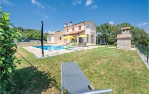 podwórko z basenem i domem w obiekcie Four-Bedroom Holiday Home In Bregi w mieście Katun Gračanski