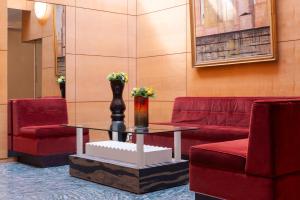 a lobby with a table and two red chairs at Le Patio Bastille in Paris