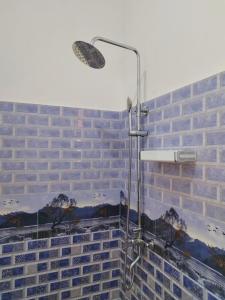 bagno con doccia e parete in mattoni di Ella Elegance View a Ella