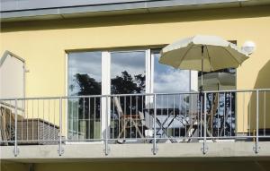 - Balcón con mesa y sombrilla en Lovely Apartment In Graal Müritz, en Graal-Müritz