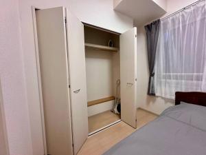 Postel nebo postele na pokoji v ubytování 503好立地で札幌駅徒歩7分と大通駅徒歩6分で都心を満喫でき綺麗な部屋で快適が生活が実現