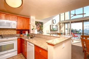 KBM Resorts FREE CAR Napili Point Oceanfront Spacious 2-Bedroom Villa NAP-C18的厨房或小厨房