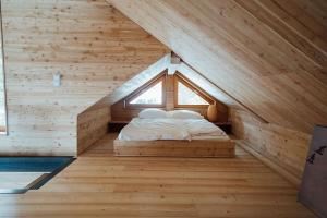 een bed op de zolder van een houten huis bij Altenberg - Haus an der Loipe in Kurort Altenberg +51 foto's