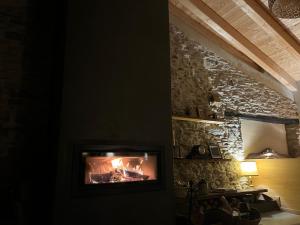 sala de estar con chimenea en Espectacular Chalet de Montaña Pirineos, Burg, en Burg 52 fotos más