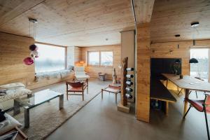 Una sala de estar con paredes de madera y chimenea. en Altenberg - Haus an der Loipe, en Kurort Altenberg