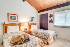 Krevet ili kreveti u jedinici u okviru objekta KBM Resorts FREE CAR Napili Point Stunning Ocean view Gorgeous 2-Bedroom Condo NAP-C42