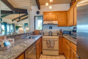 KBM Resorts FREE CAR Napili Point Ocean view 2-Bedroom Condo Includes Beach Gear Kids Amenities NAP-C37的厨房或小厨房