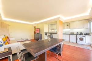 Una cocina con una mesa y sillas en una habitación. en GuestReady - Quiet Retreat in Cascais, en Cascais