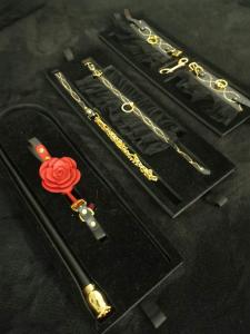 a pair of tongs with a red rose on them at Dark Room Perpignan aux 50 nuances Jacuzzi Privé in Villeneuve-de-la-Raho +22 photos