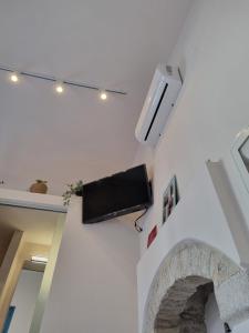 Televisyen dan/atau pusat hiburan di Little Gem Symi Boutique Studio +13 gambar