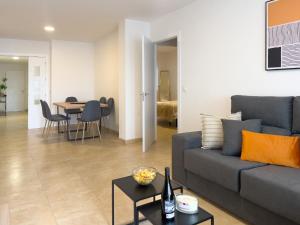 una sala de estar con un sofá y una mesa en TAYP San Marcos 106, en Talayuela