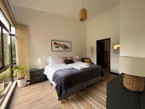 Rúm í herbergi á CR MARIPOSA RENTALS Lakeview PENTHOUSE with office space, pool, gym, tennis