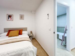 Un dormitorio con una cama y una puerta de cristal. en TAYP San Marcos 106, en Talayuela